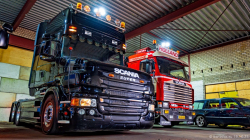 20251019-Tom-Holding-00420